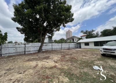 984 Sqm. Land listed for ฿ 32,000,000.