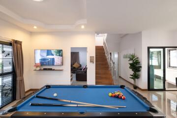 Splendid Three-Bedroom Pool House: Ideal Family Living, Prime Location!