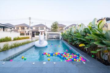 Splendid Three-Bedroom Pool House: Ideal Family Living, Prime Location!