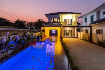 Splendid Three-Bedroom Pool House: Ideal Family Living, Prime Location!