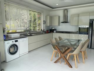 Stunning 4 bedrooms sea view villa for sale located in Chaweng Noi.