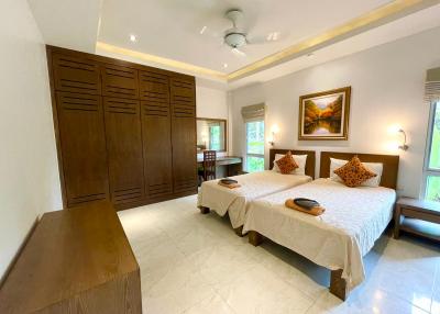 Luxurious 6 bedrooms villa - Based in Kathu
