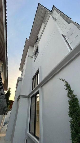 For Sale Bangkok Town House Chaloem Phrakiat Rama 9 MRT Si Udom Prawet