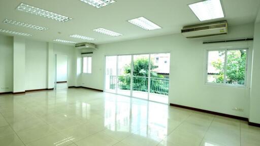 For Rent Bangkok Office in Narathiwas BTS Chong Nonsi Sathorn