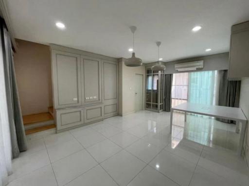 For Sale Bangkok Town House Baan Klang Muang Rama 9 Rama 9 Suan Luang