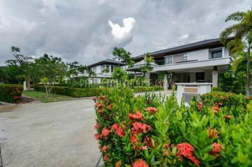 BAN5985: Luxury Villa with Lake view in Laguna area