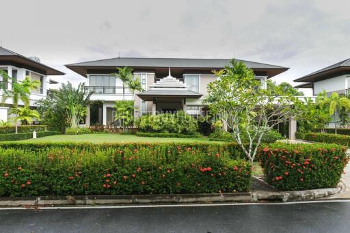 BAN5985: Luxury Villa with Lake view in Laguna area