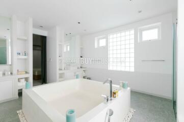 NAI5791: Modern 5-Bedroom Villa in Nai Harn