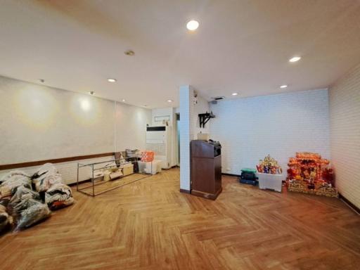 For Rent Bangkok Shophouse Sukhumvit BTS Phrom Phong Watthana