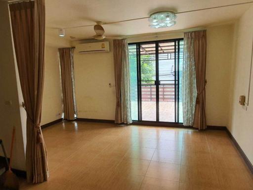 For Sale Bangkok Town House Sukhumvit BTS On Nut Suan Luang