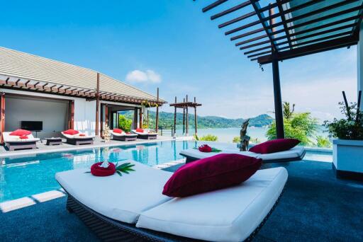 Luxury 4 bedrooms villa - Beachfront - in Ao Po