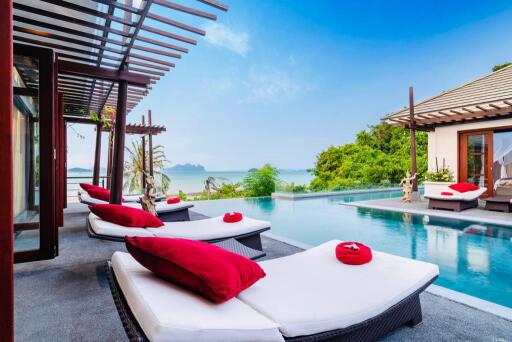 Luxury 4 bedrooms villa - Beachfront - in Ao Po