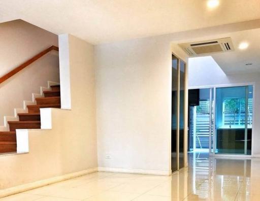 For Rent Bangkok Town House Ratchadaphisek BTS Asok MRT Sukhumvit Watthana