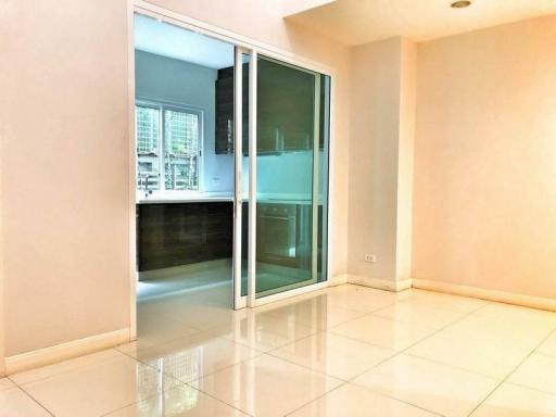 For Rent Bangkok Town House Ratchadaphisek BTS Asok MRT Sukhumvit Watthana