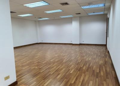 For Rent Office Ratchadaphisek BTS Asok MRT Sukhumvit Khlong Toei