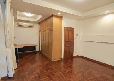 For Rent Bangkok Town House BTS Ekkamai Watthana