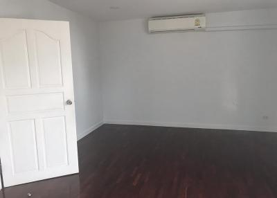 For Sale and Rent Bangkok Home Office Sukhumvit BTS Ekkamai Watthana