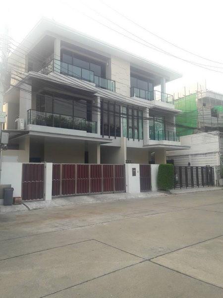 For Sale and Rent Bangkok Town House Baan Klang Muang Ratchada 36 Ratchadaphisek 36 MRT Lat Phrao Chatuchak