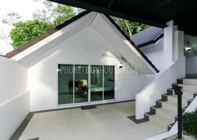 CHA4900: Two-storey Villa with 8 bedrooms and Swimming Pool in Chalong