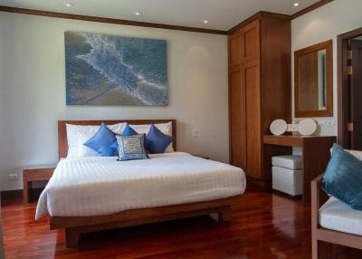 Beautiful 5 Bedrooms pool villa in Sai Taan for sale