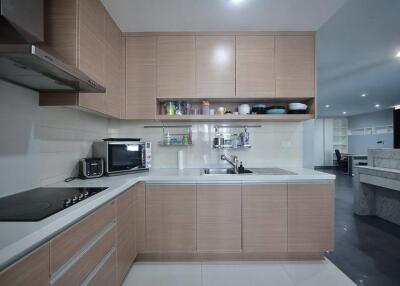 For Rent Bangkok Condo Emporio Place Sukhumvit 24 BTS Phrom Phong Khlong Toei