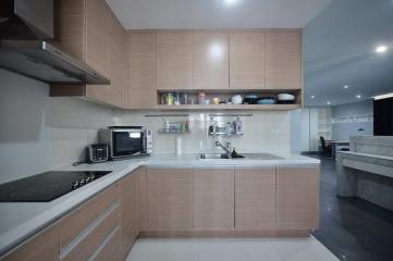 For Rent Bangkok Condo Emporio Place Sukhumvit 24 BTS Phrom Phong Khlong Toei