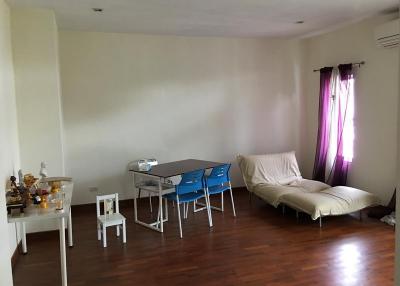 For Sale Bangkok Spacious Town Home on Soi Soon Vichai near New Petchaburi Road Huai Khwang