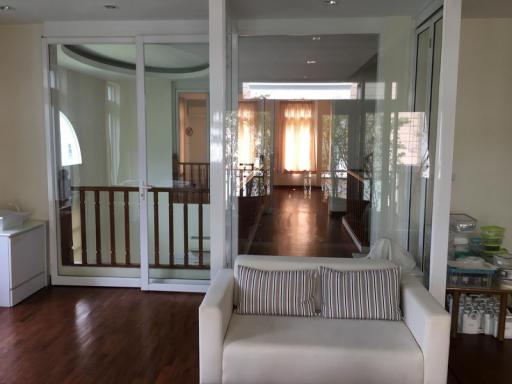 For Sale Bangkok Spacious Town Home on Soi Soon Vichai near New Petchaburi Road Huai Khwang