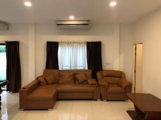 For Sale and Rent Bangkok Town House Villa Albero Krungthep Kreetha Road Saphan Sung