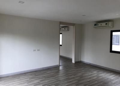 For Sale and Rent Bangkok Town House Villa Albero Krungthep Kreetha Saphan Sung