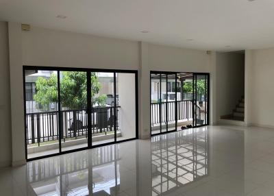 For Sale and Rent Bangkok Town House Villa Albero Krungthep Kreetha Saphan Sung