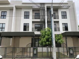 For Sale and Rent Bangkok Town House Villa Albero Krungthep Kreetha Saphan Sung