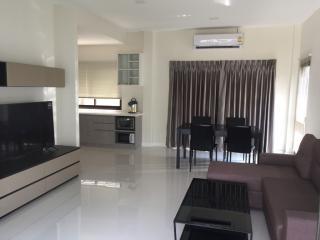 For Sale and Rent Bangkok Town House Villa Albero Krungthep Kreetha Road Saphan Sung