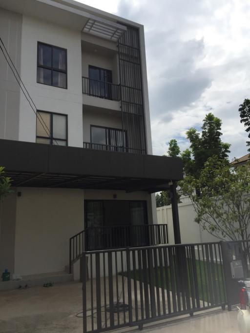 For Sale and Rent Bangkok Town House Villa Albero Krungthep Kreetha Road Saphan Sung