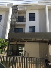 For Rent Bangkok Town House Villa Albero Krungthep Kreetha Saphan Sung