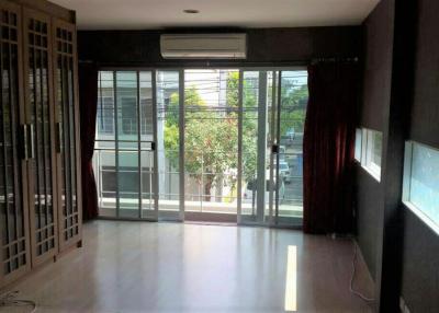 For Rent Bangkok Town House Noble Cube Phatthanakan Suang Luang