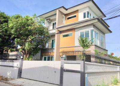 For Sale and Rent Bangkok House on Sutthisan Road near MRT Sutthisan in Huai Khwang
