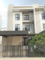 For Rent Bangkok Town House Villa Albero Krungthep Kreetha Saphan Sung