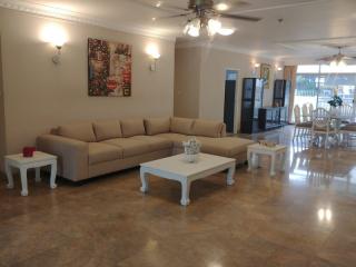 For Sale and Rent Bangkok Condo Grand Ville House 2 Sukhumvit 19 BTS Asok MRT Sukhumvit Watthana