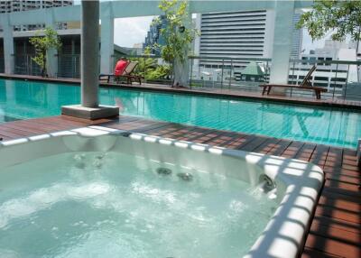For Rent Bangkok Apartment in Soi Silom near BTS Chong Nonsi MRT Si Lom Bang Rak