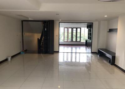 For Sale and Rent Bangkok Town House in Secure Compound on Sukhumvit 49 in Thonglor Watthana