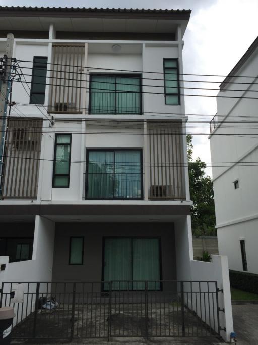 For Bangkok Town House Patio Krungthep Kreetha Hua Mak Bang Kapi