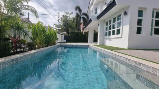 Beautiful 4 bedroom pool villa located in Land and House Park Chalong for sale