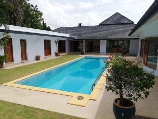 Spacious 4 Bedroom Retreat with Private Pool in Loch Palm Golf