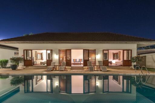 Spacious 4 Bedroom Retreat with Private Pool in Loch Palm Golf