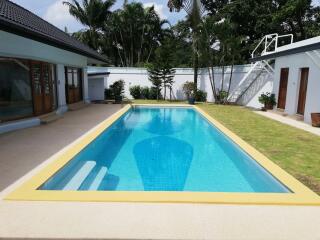 Spacious 4 Bedroom Retreat with Private Pool in Loch Palm Golf