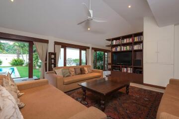 Spacious 4 Bedroom Retreat with Private Pool in Loch Palm Golf