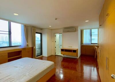 2-BR Condo at Supalai Place Sukhumvit 39 near BTS Phrom Phong