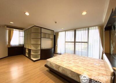 2-BR Condo at Supalai Place Sukhumvit 39 near BTS Phrom Phong