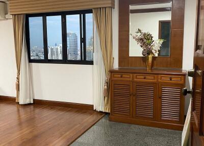 3-BR Apt. near MRT Sukhumvit